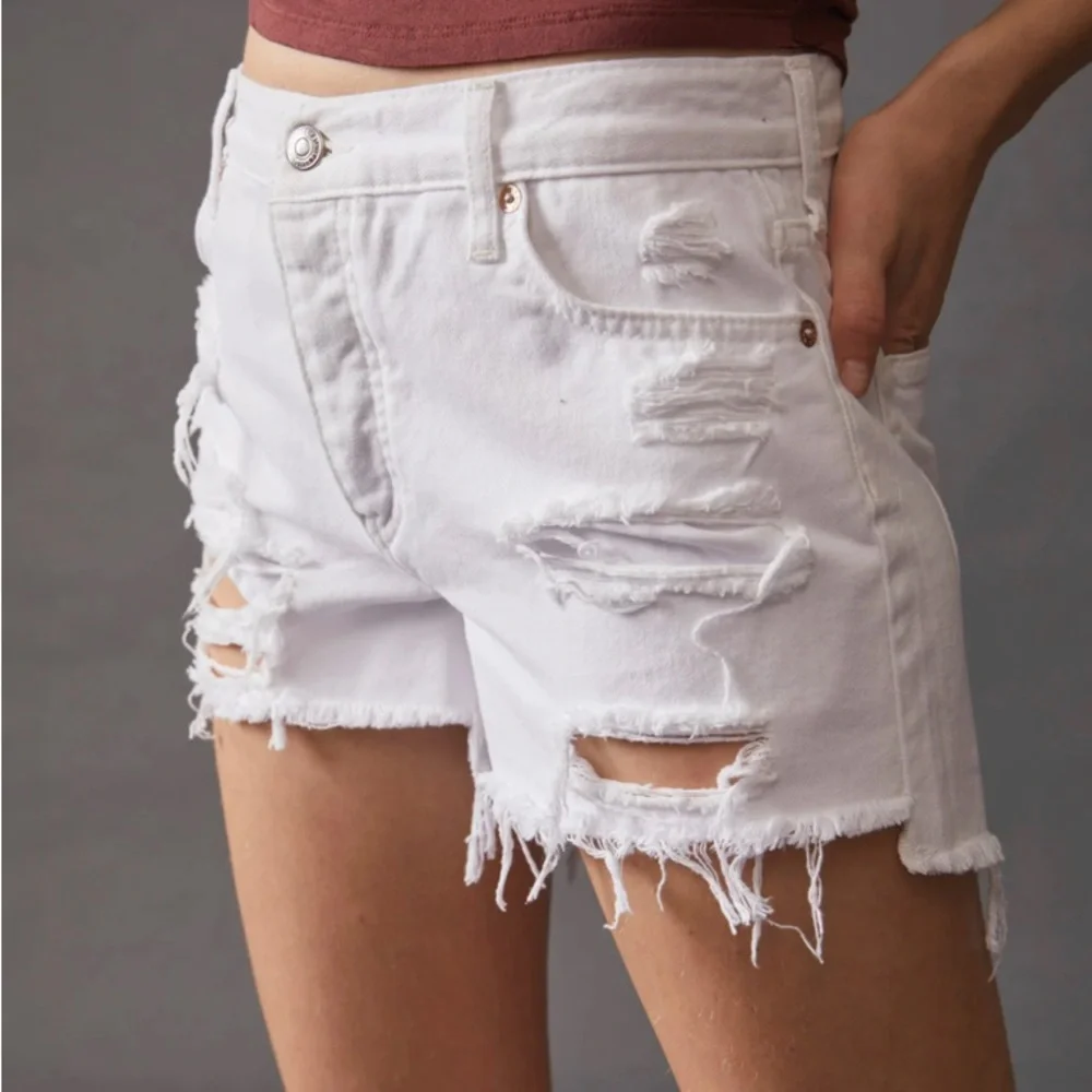 NEW FREE PEOPLE - Mid Rise Distressed Denim Shorts Maggie - Picture 6 of 9